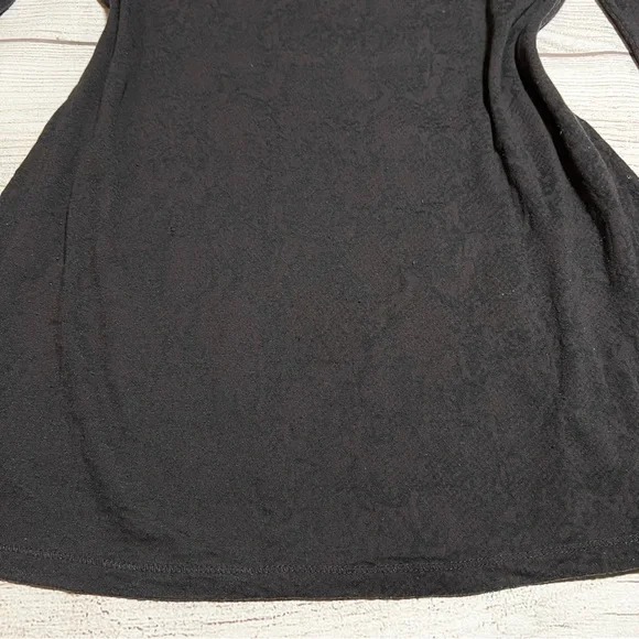 EXPRESS Basic Sheer Print Long Sleeve Top in Gray - Picture 4 of 12